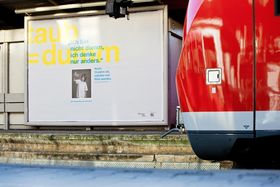 Die ersten Plakate der Kampagne am Bahnhof in Augsburg