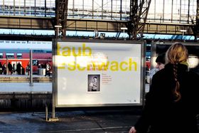 Fotos der Plakatwände am Kölner Bahnhof mit verschiedenen Motiven